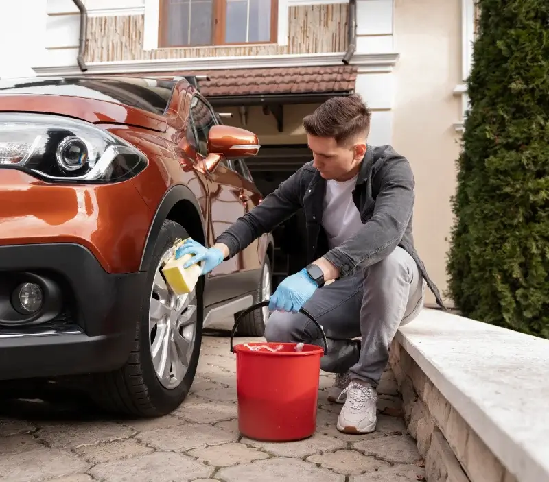 Lavage auto à domicile Vaux-sur-Seine : professionnel intervenant sur un véhicule